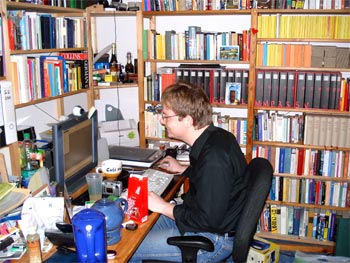 KreaTag. Bücherwurm Friedemann beim Schreiben solcher.